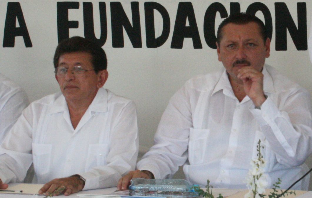José Luis Alcocer Rosado y Roger David Alcocer García, Secretario de la Comuna y Presidente municipal, respectivamente; durante el 471 aniversario de la fundación de Valladolid, en el paraje denominado Chouac Ha.