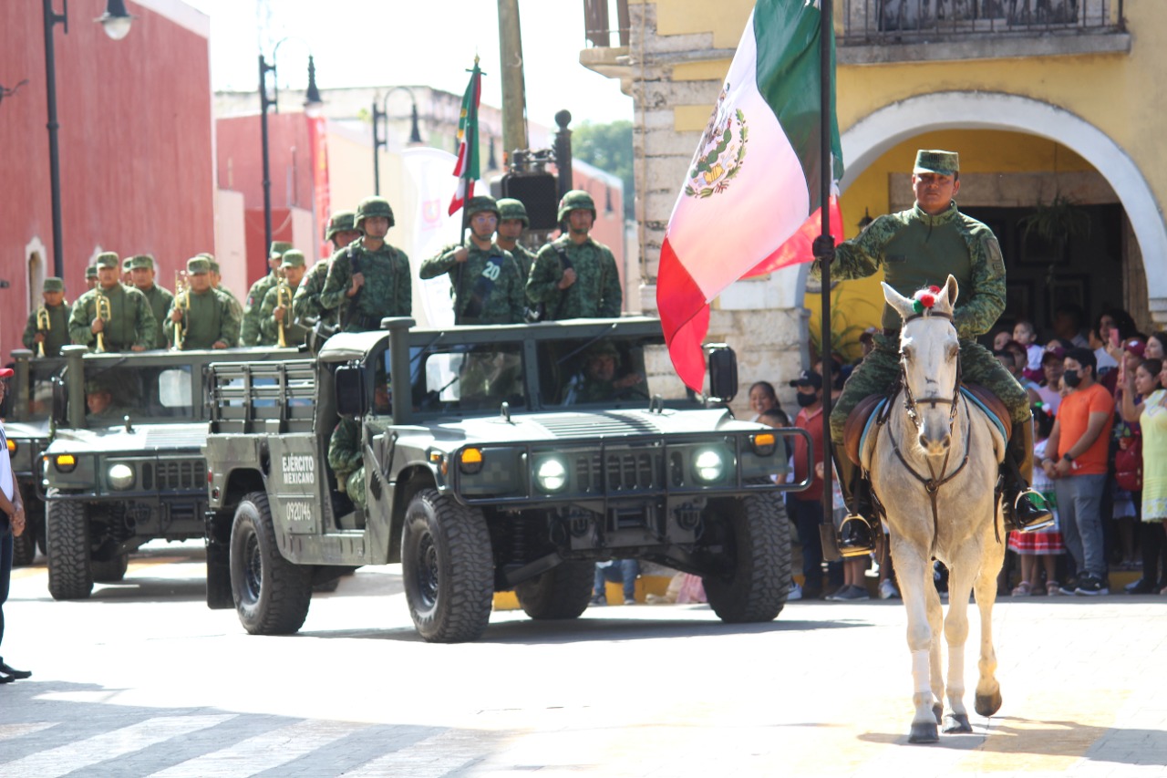 GRAN ASISTENCIA EN EL DESFILE DEL 20 DE NOVIEMBRE. El Oservador