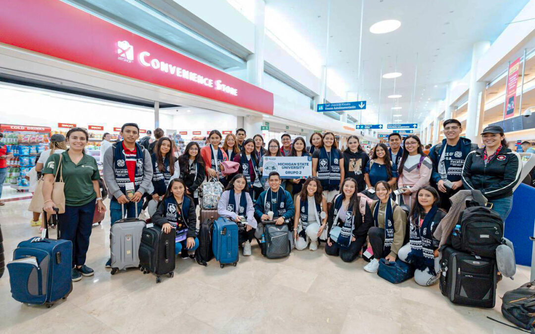 Grupo de 25 alumnos sobresalientes de diferentes universidades yucatecas que viajaron a los Estados Unidos.