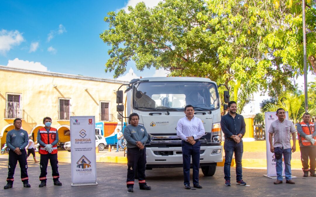 El alcalde de Valladolid durante la entrega del camión recolector de basura.