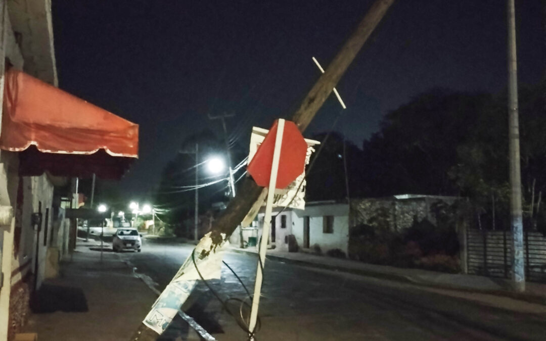 Poste de Telmex a punto de caer en el cruzamiento de las calles 40 X 53 del barrio de San Juan.