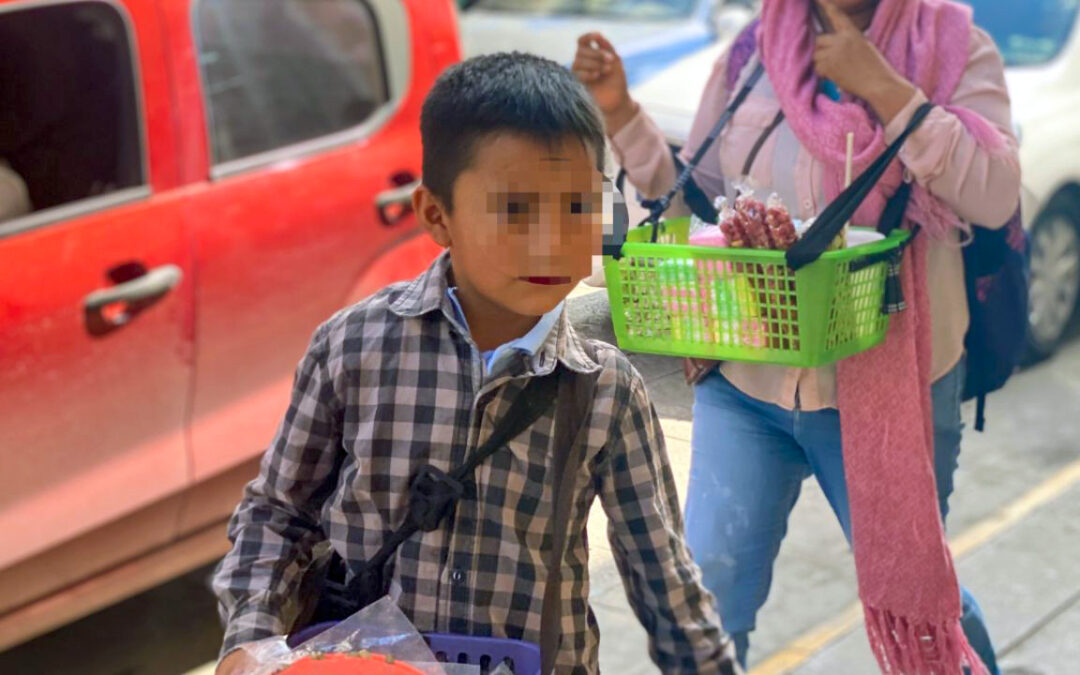 Niño chiapaneco vendiendo en la ciudad de Mérida, Yucatán.