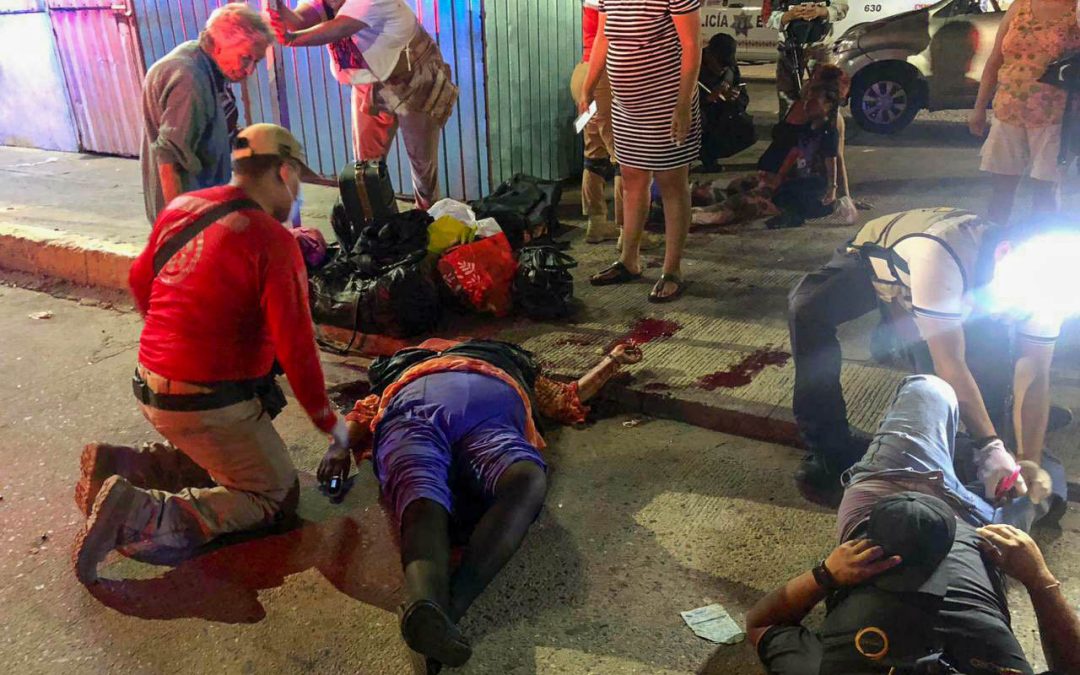 Paramédicos atienden a turistas de la Ciudad de México atacados a balazos en el puerto de Acapulco, Guerrero. El saldo de la agresión fue una mujer muerta y dos hombres lesionados.