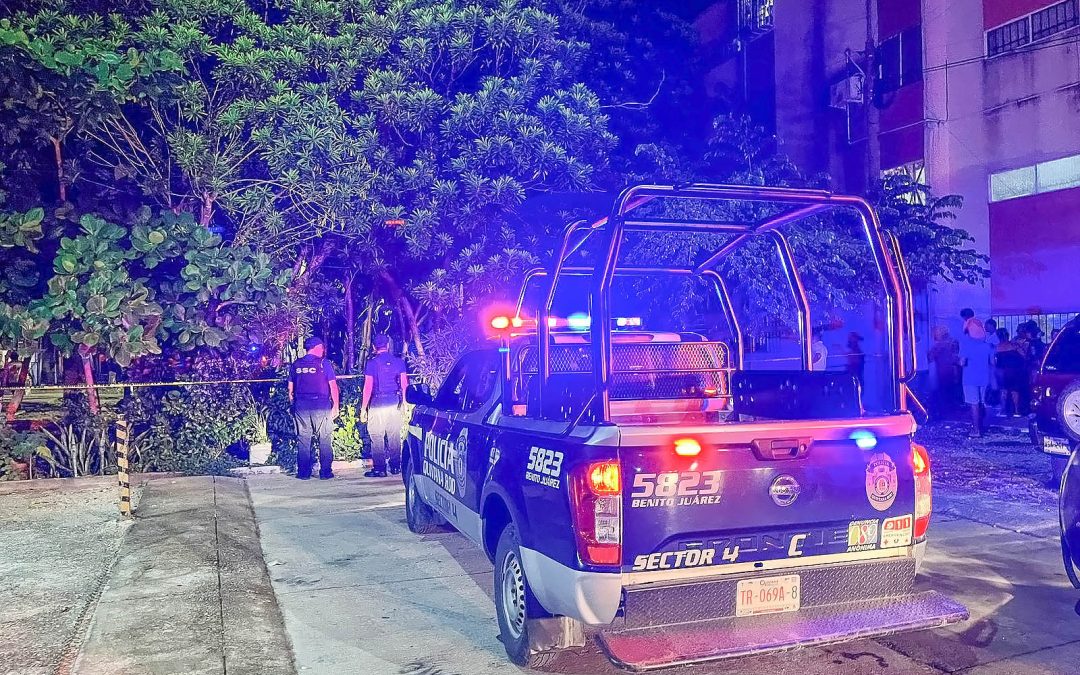 Tres jóvenes asesinados mientras cenaban en un parque del fraccionamiento Paraíso Maya, en Cancún, Quintana Roo.