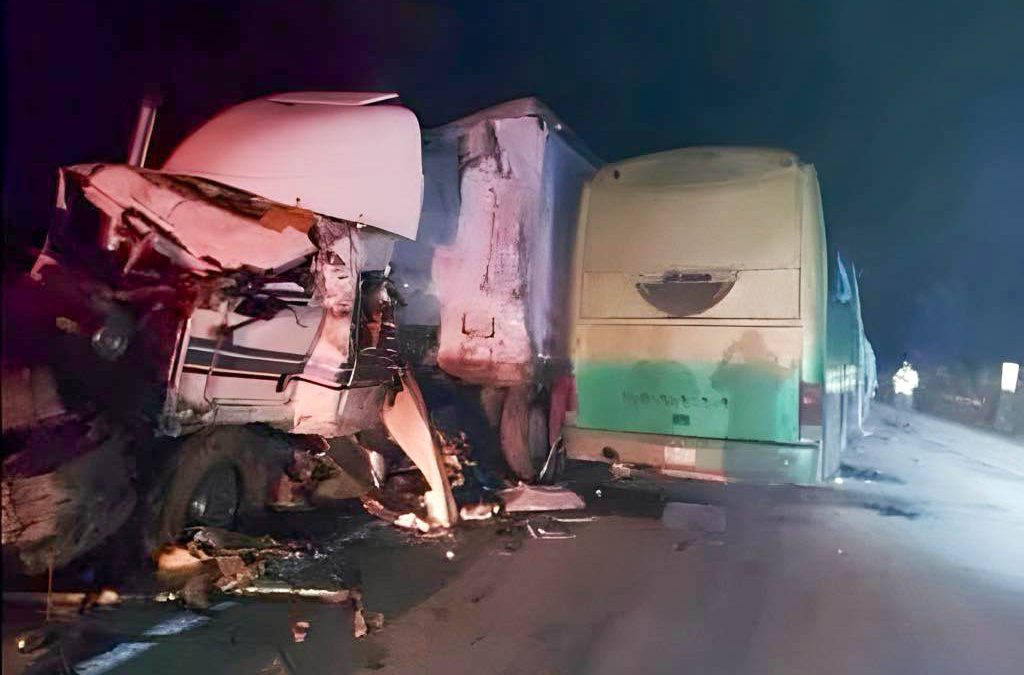 CHOCA AUTOBÚS DE FRENTE CON TRÁILER EN LA VÍA ESCÁRCEGA–VILLAHERMOSA